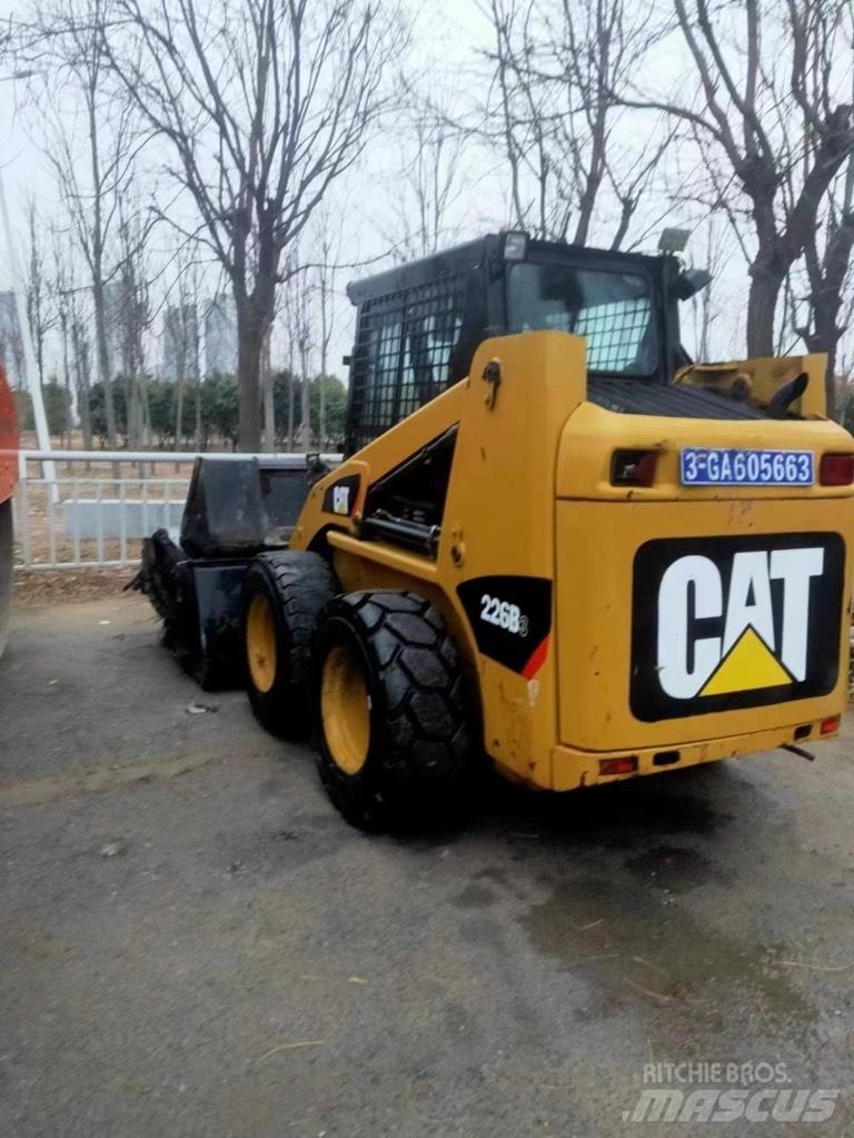 CAT 226 B Mini Pale Gommate