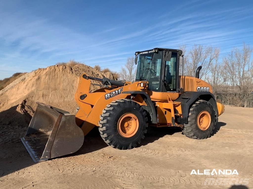 CASE 821 F Pale gommate
