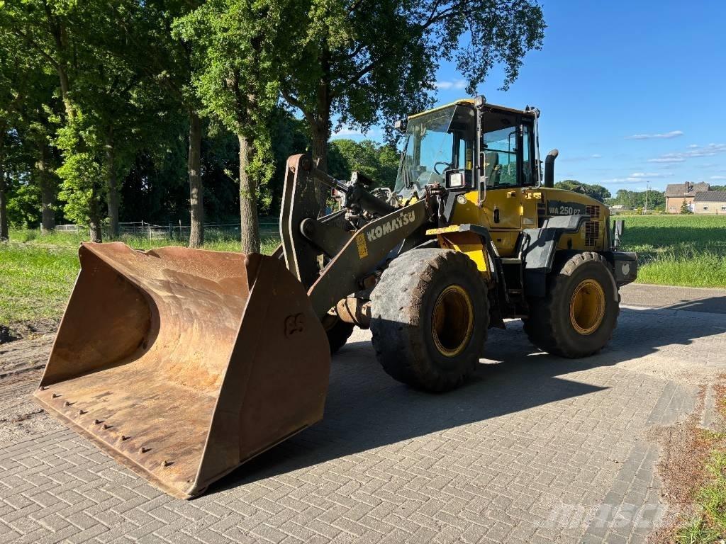 Komatsu WA250-6 Pale gommate