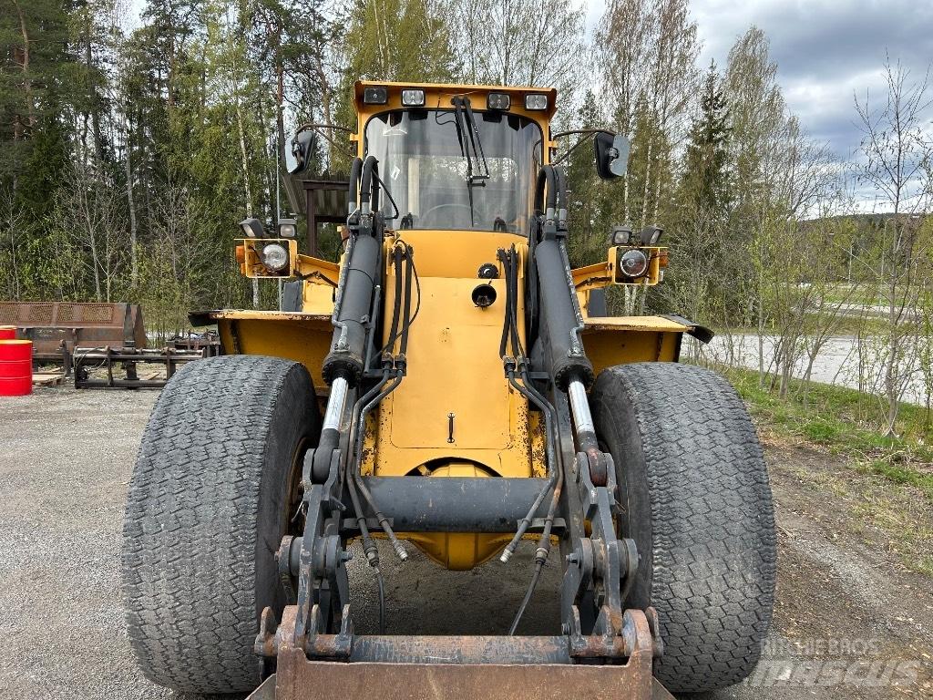 Volvo L 120 Pale gommate
