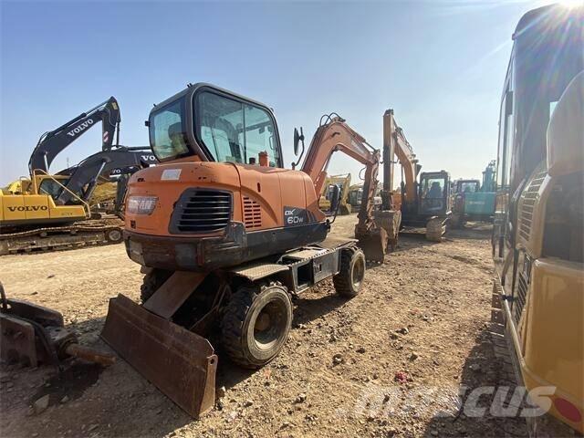 Doosan DX60W Escavatori gommati