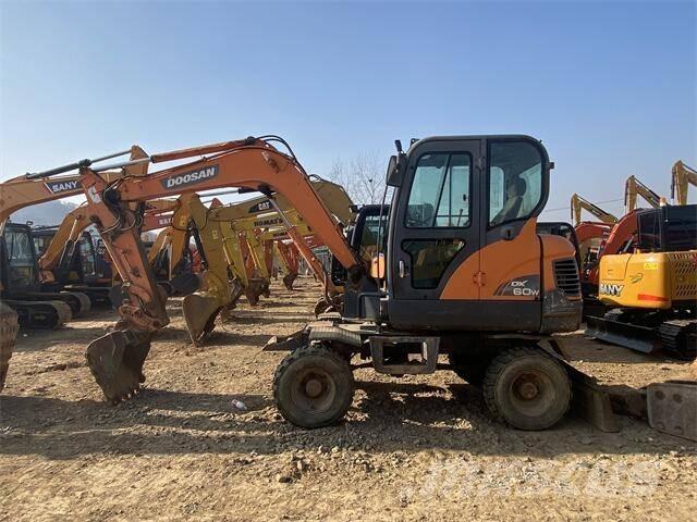 Doosan DX60W Escavatori gommati
