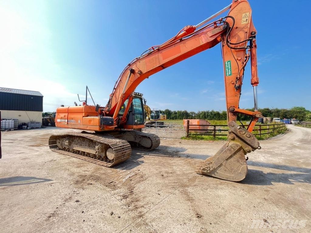 Doosan DX225 Escavatori gommati