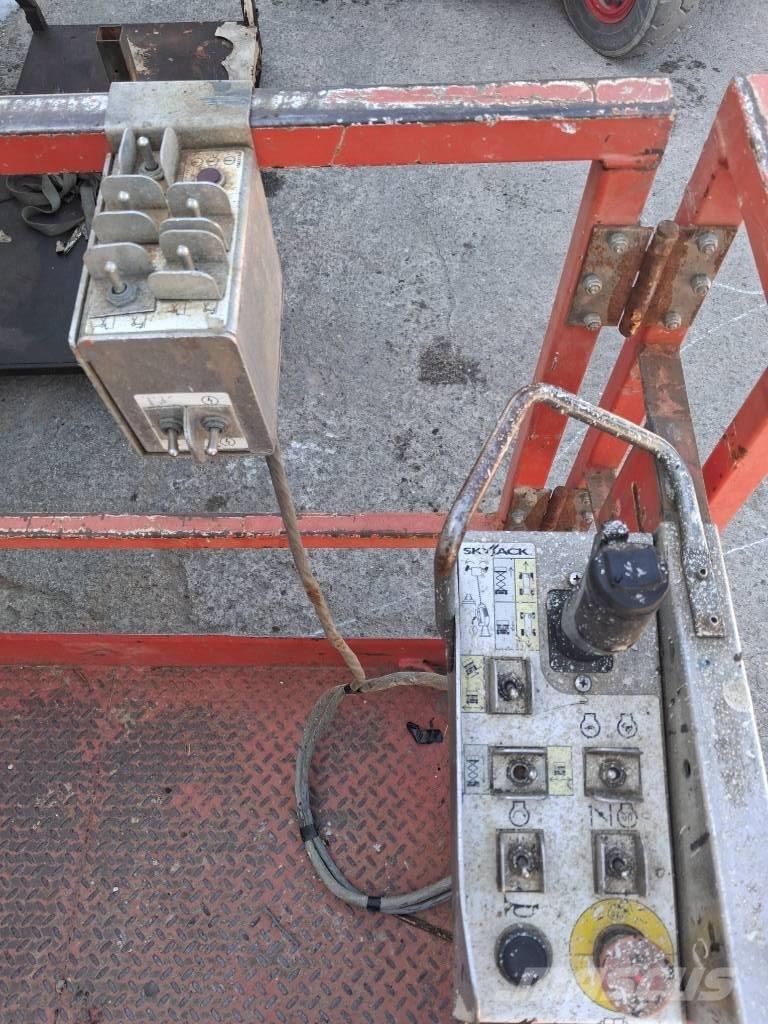 SkyJack SJ 6826 RT Piattaforme a pantografo
