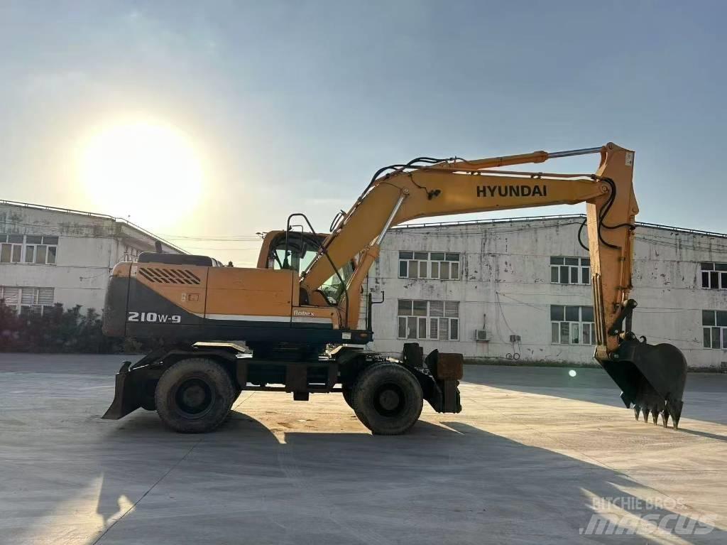 Hyundai 210W-9 Escavatori gommati