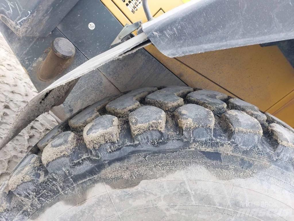Komatsu WA380-5 Pale gommate