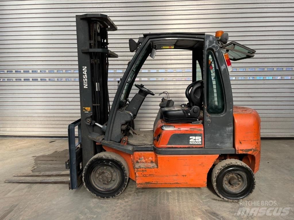 Nissan 25 Carrelli elevatori diesel
