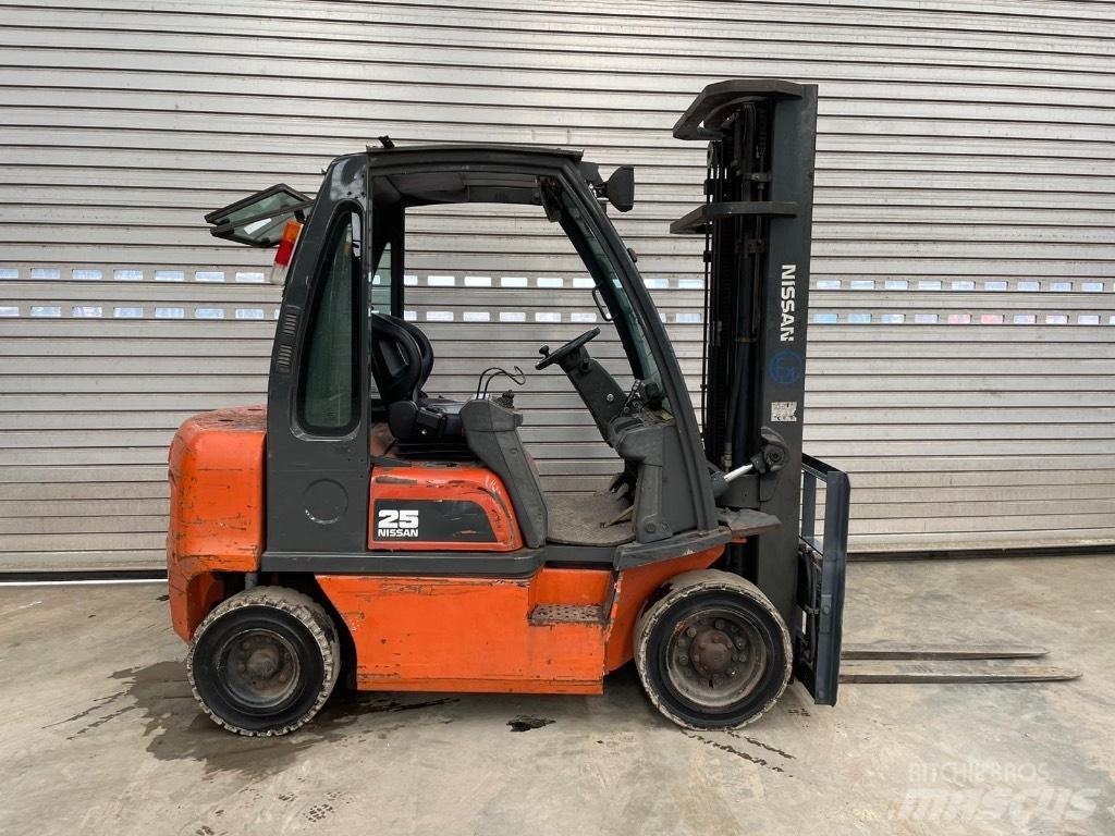 Nissan 25 Carrelli elevatori diesel