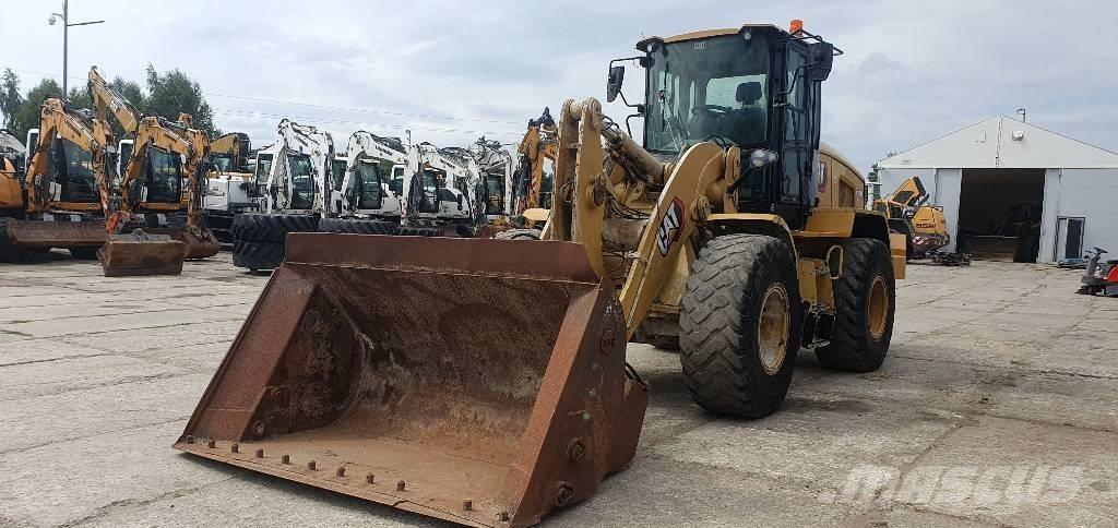 CAT 938M Pale gommate