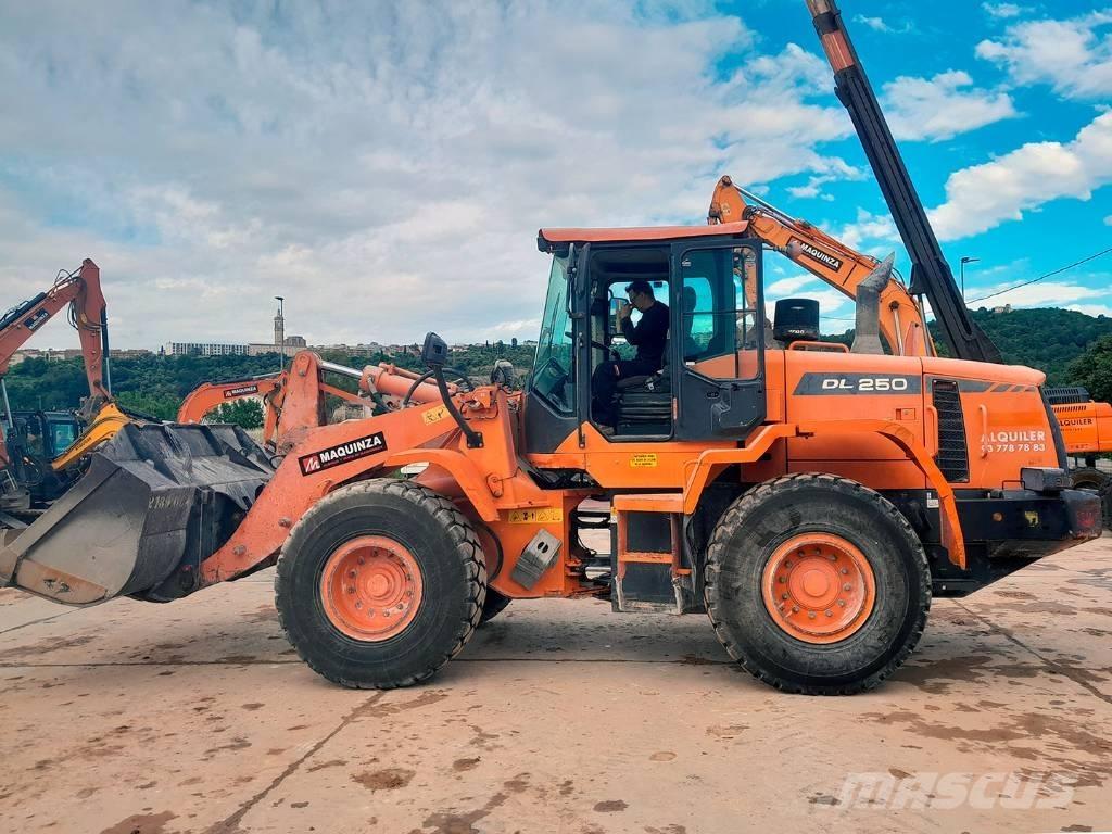 Doosan DL 250-3 Pale gommate