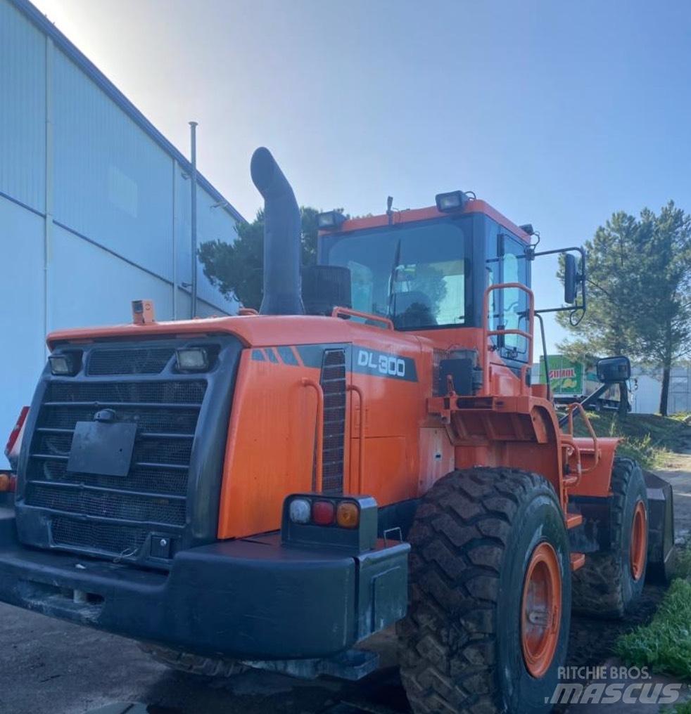 Doosan DL 300 Pale gommate