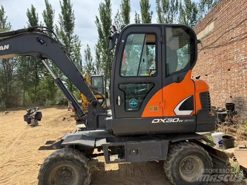 Doosan DX60W Escavatori gommati