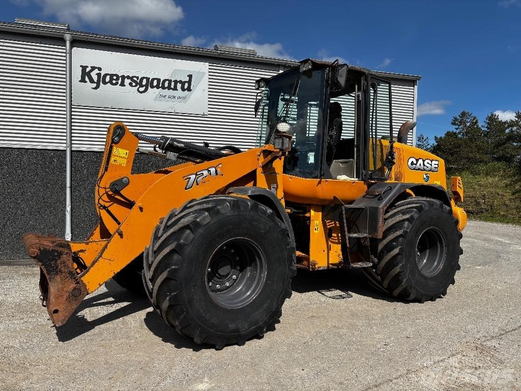 CASE 721 F Pale gommate