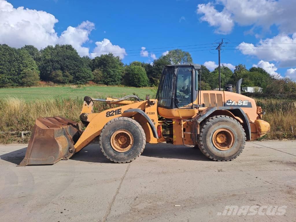 CASE 821 E XR Pale gommate