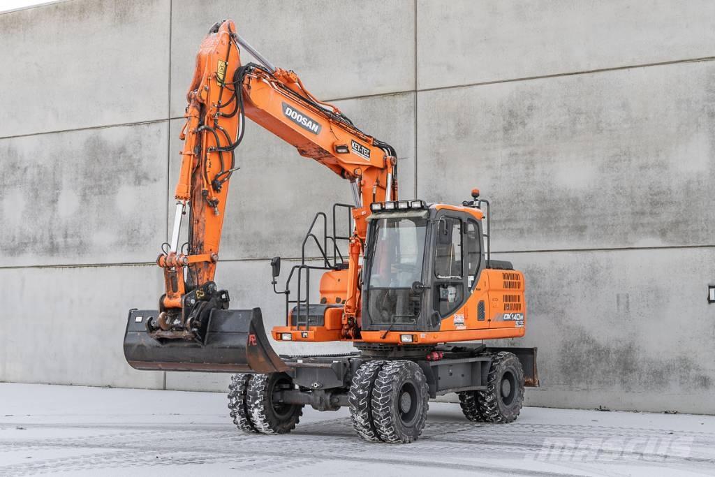Doosan DX 140 W-3 Escavatori gommati