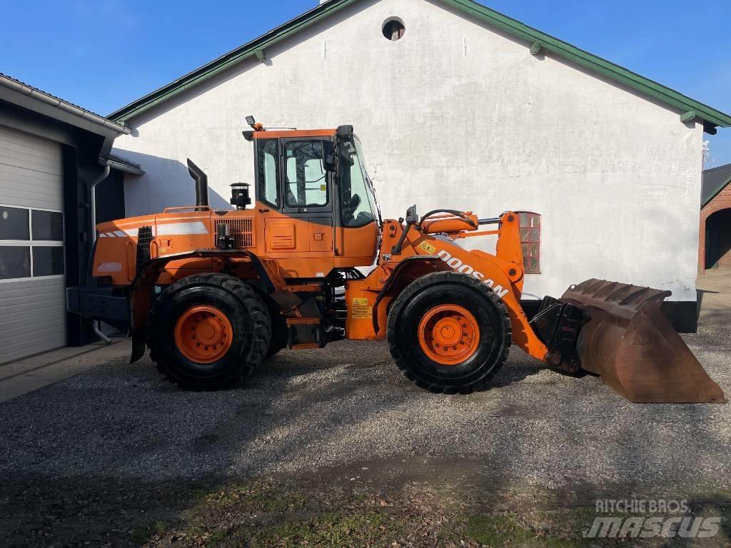 Doosan DL 250 15 Pale gommate