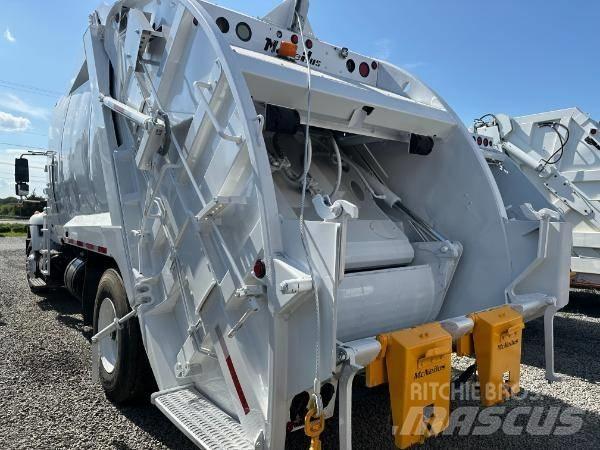International 7400 Camion dei rifiuti