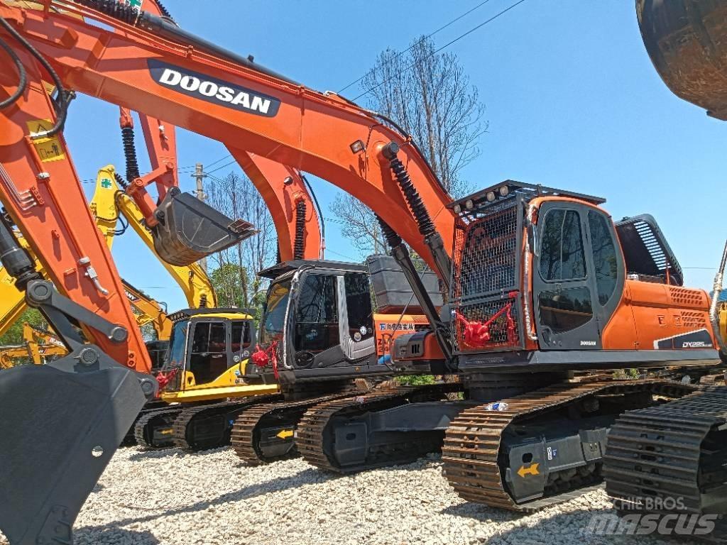 Doosan DX 225 Escavatori cingolati
