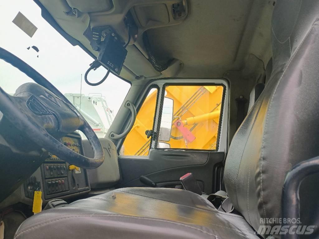 International 7400 Camion dei rifiuti
