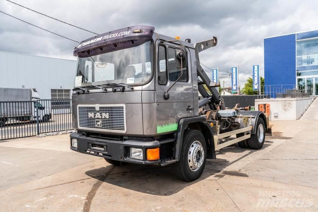 MAN 18.222 F Camion con gancio di sollevamento