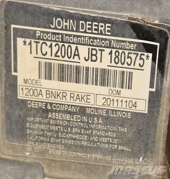 John Deere 1200 A Rastrelli per golf bunker