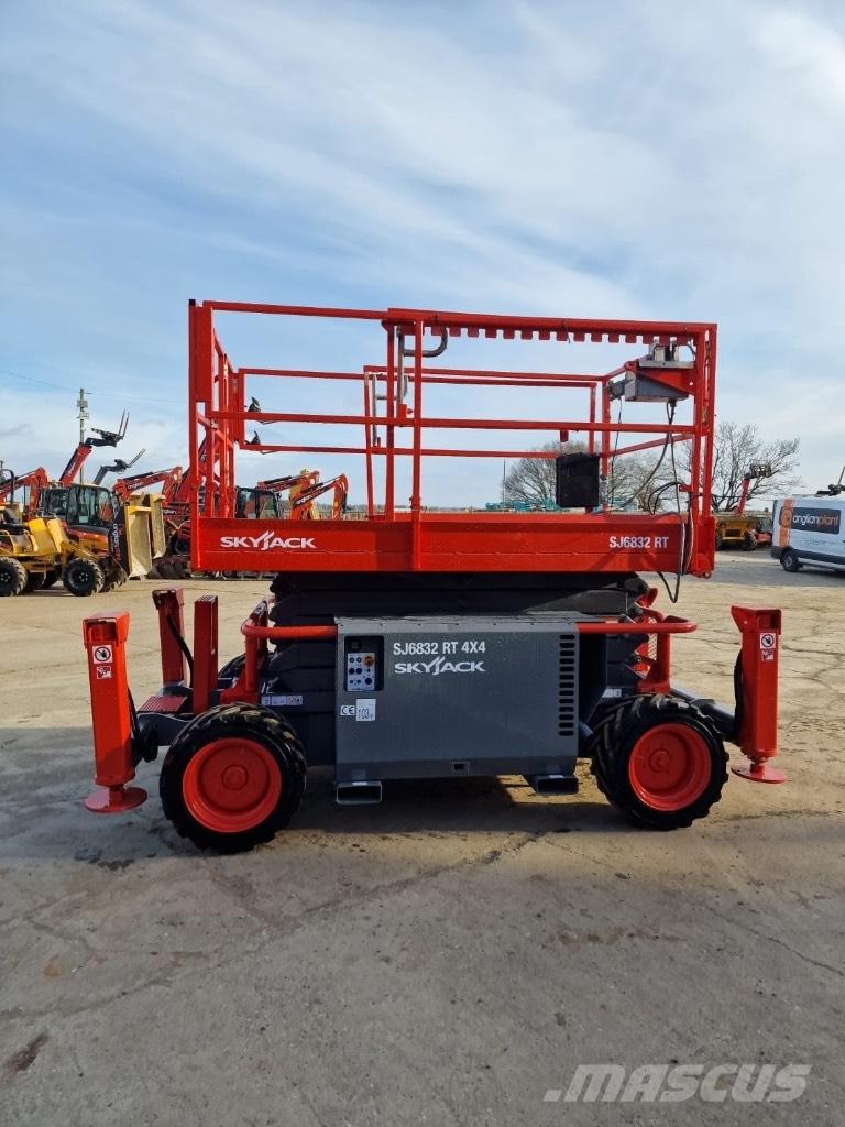 SkyJack SJ 6832 RT Piattaforme a pantografo