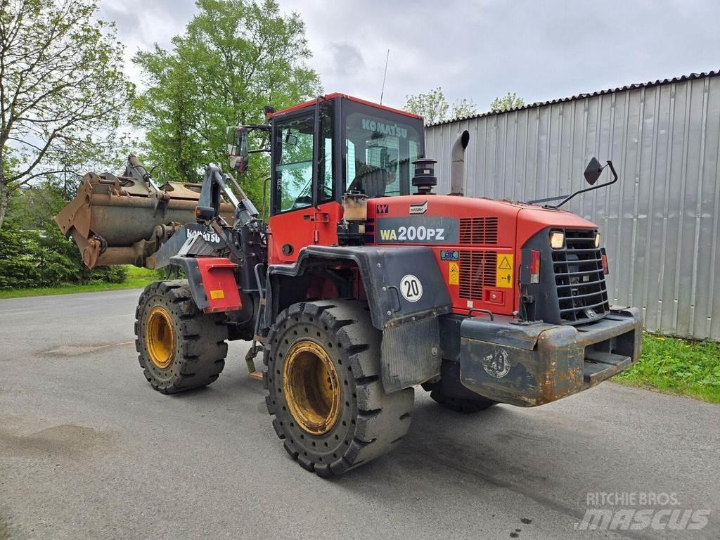 Komatsu WA200PZ-6 Pale gommate