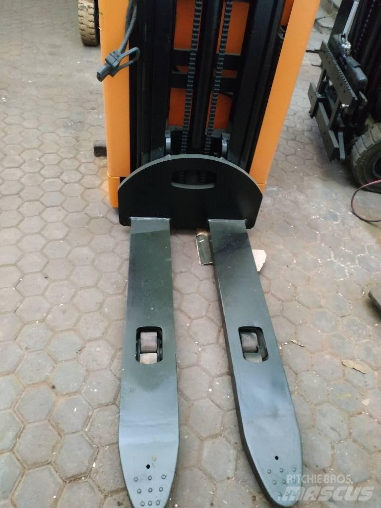 Still Aufsitzstapler Carrelli elevatori elettrici