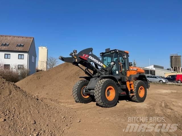 Doosan DL 220 Pale gommate