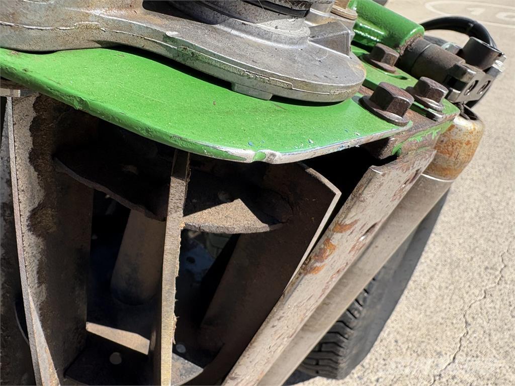 John Deere 7700A Tosaerba a spinta