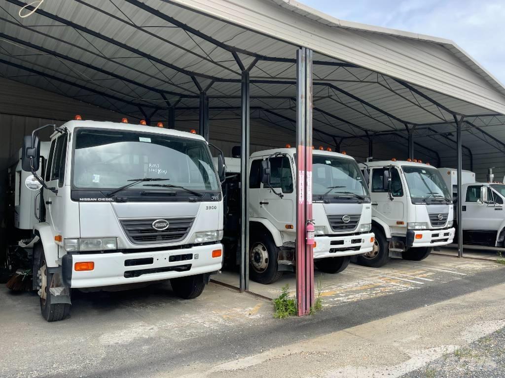 UD 3300 Autocarro spazzatrice