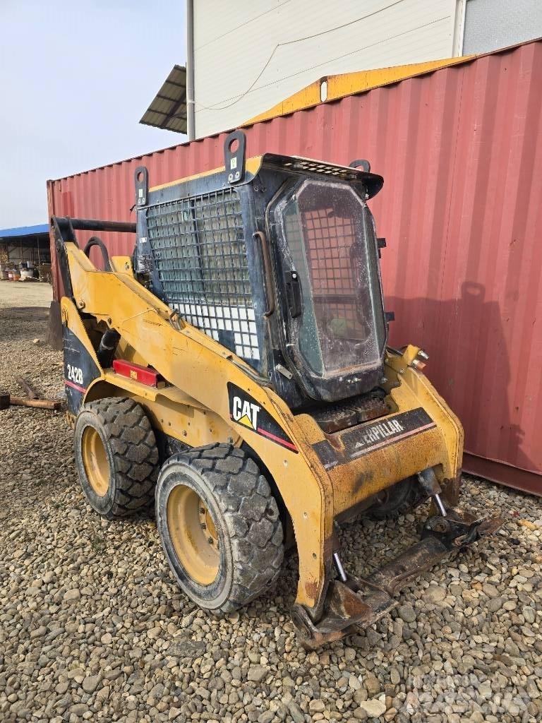 CAT 242 B Mini Pale Gommate