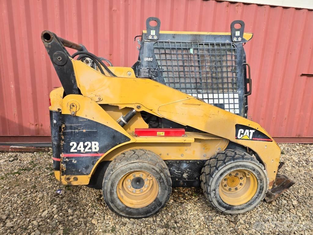 CAT 242 B Mini Pale Gommate