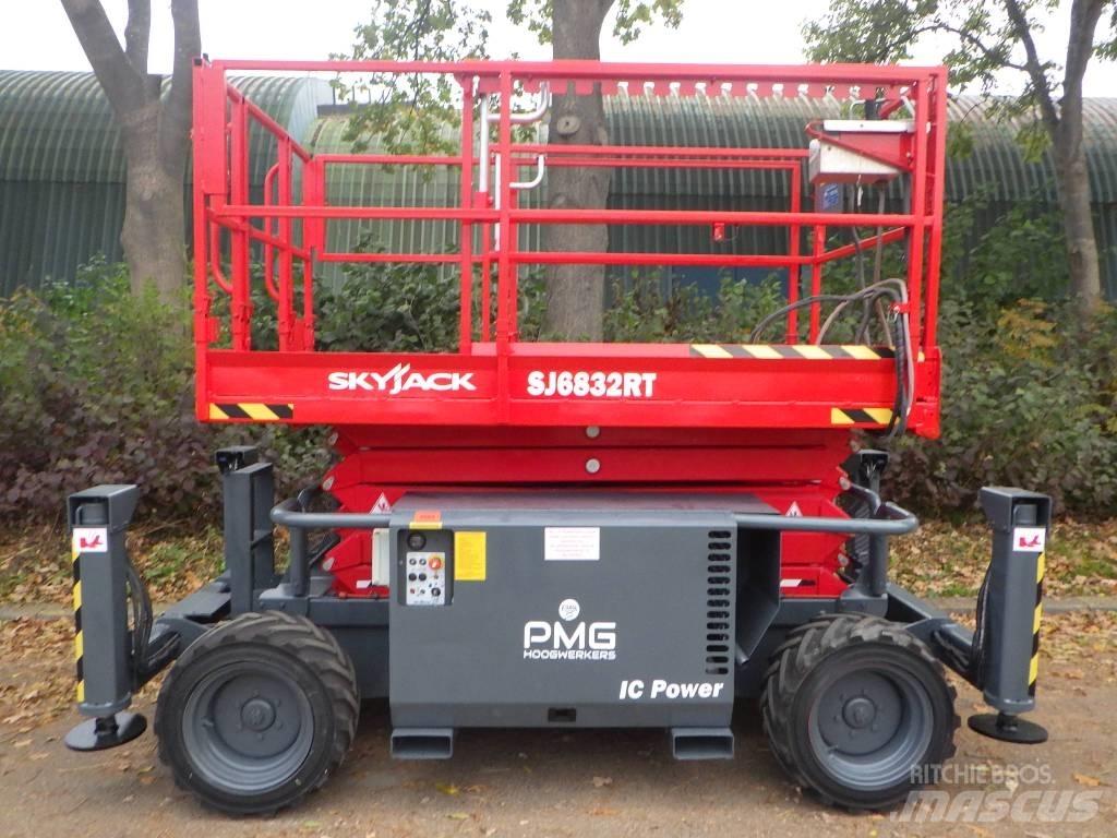 SkyJack SJ6832RT Piattaforme a pantografo
