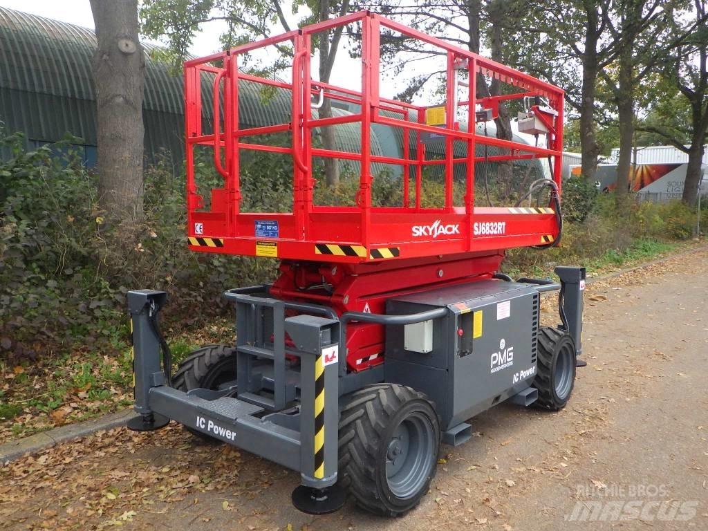 SkyJack SJ6832RT Piattaforme a pantografo