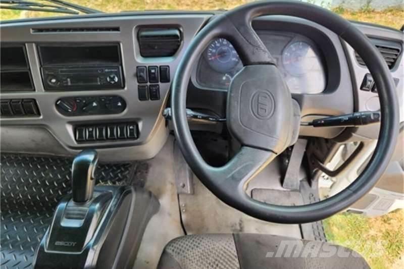 UD TRUCKS QUESTER Camion altro
