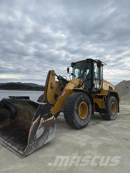 CAT 930M Pale gommate