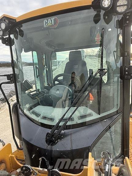 CAT 930M Pale gommate