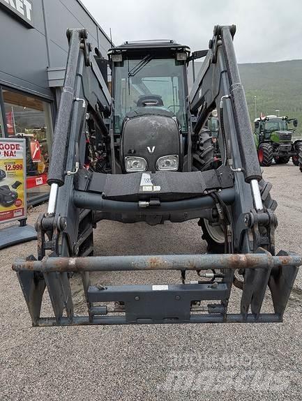 Valtra A83 Trattori
