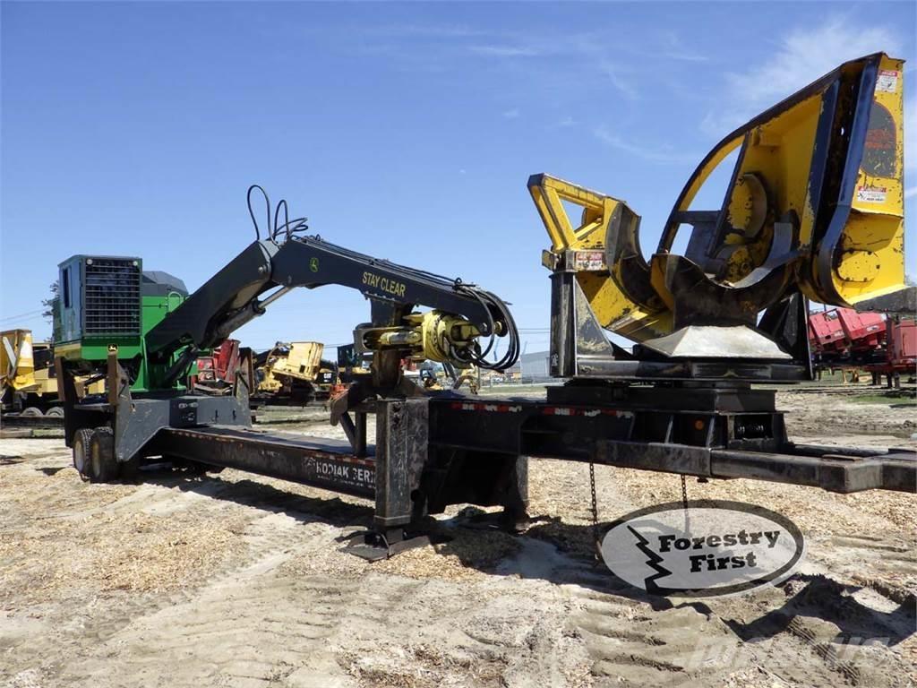 John Deere 437E Caricatronchi con base su rimorchio