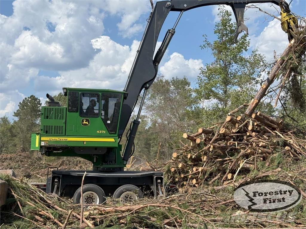 John Deere 437E Caricatronchi con base su rimorchio