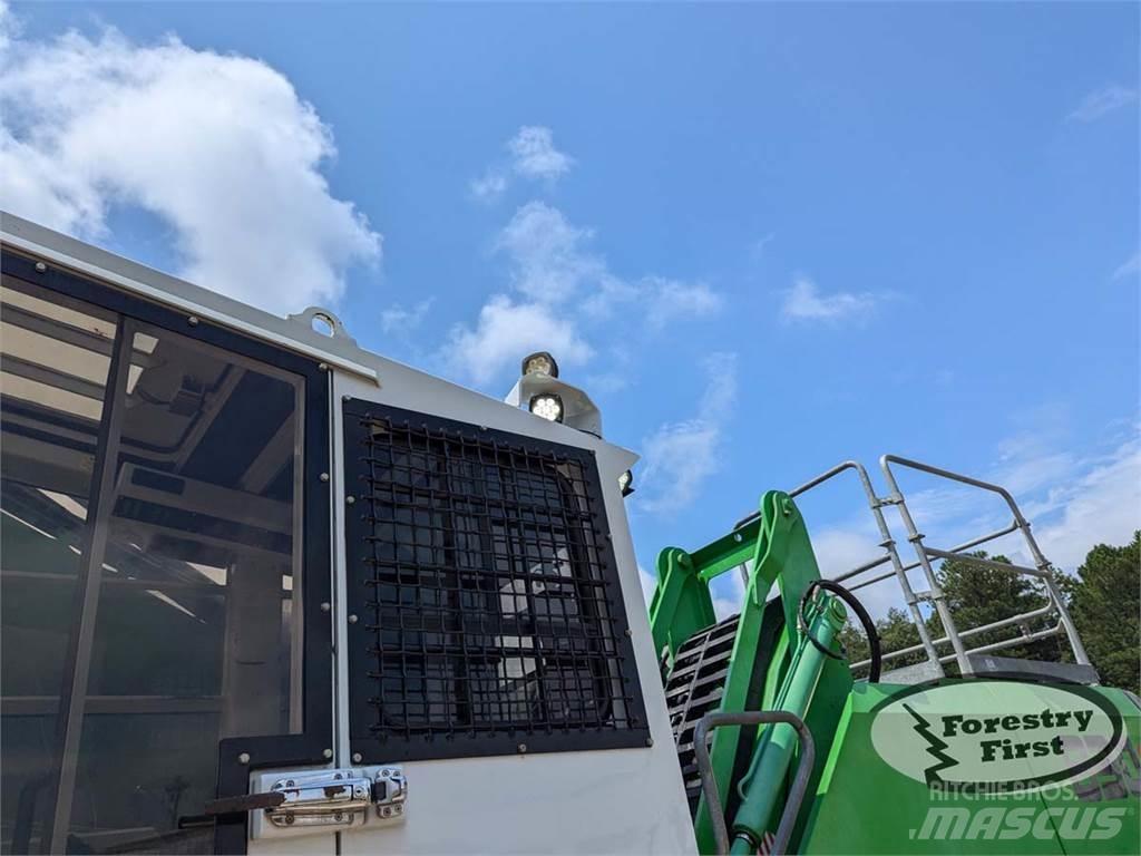 Sennebogen 830E Caricatronchi con base su rimorchio