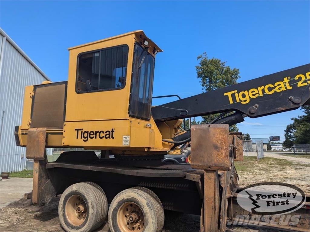 Tigercat 250D Caricatronchi con base su rimorchio