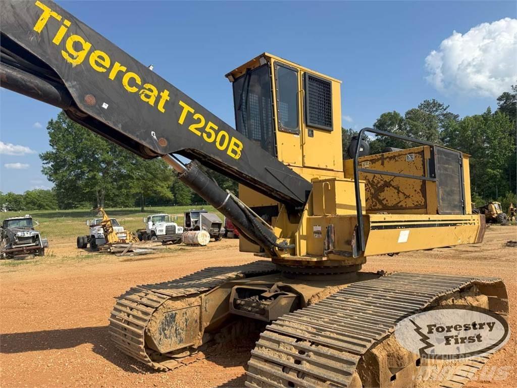 Tigercat T250B Caricatronchi con base su rimorchio
