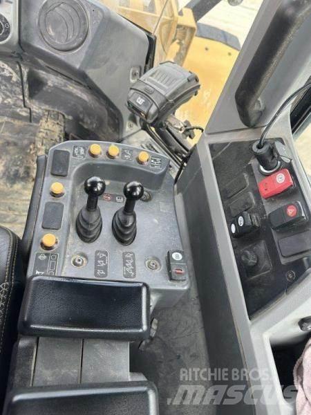 CAT 966M XE Pale gommate
