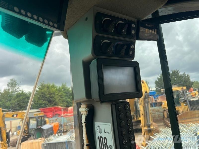 CAT 972M Pale gommate