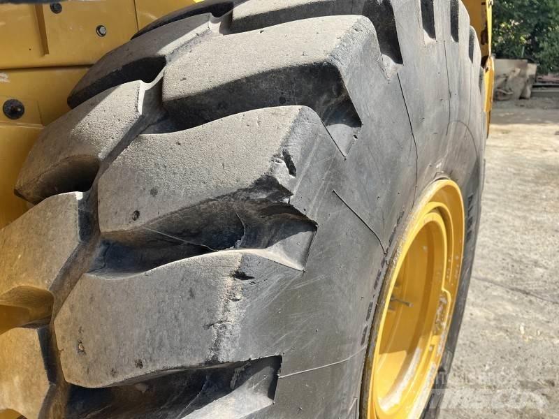 CAT 966 M-XE Pale gommate
