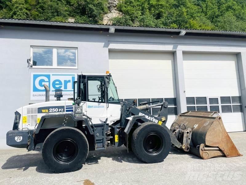 Komatsu WA250PZ-6 Pale gommate