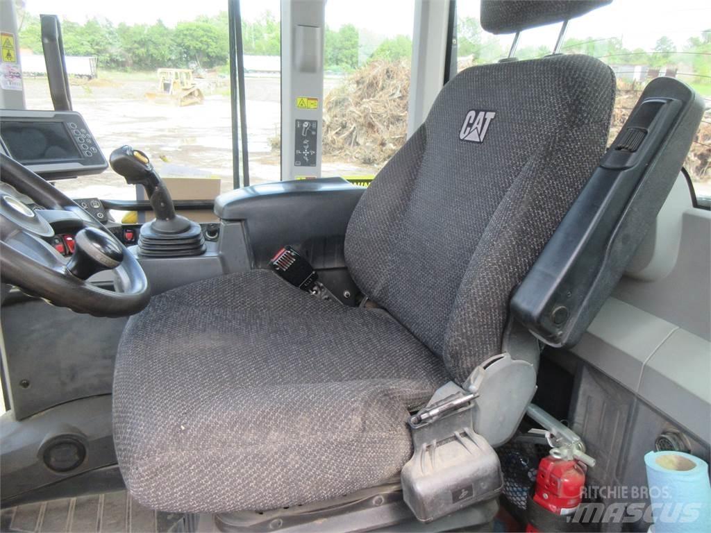 CAT 938M Pale gommate