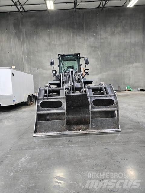 Doosan DL250-7 Pale gommate